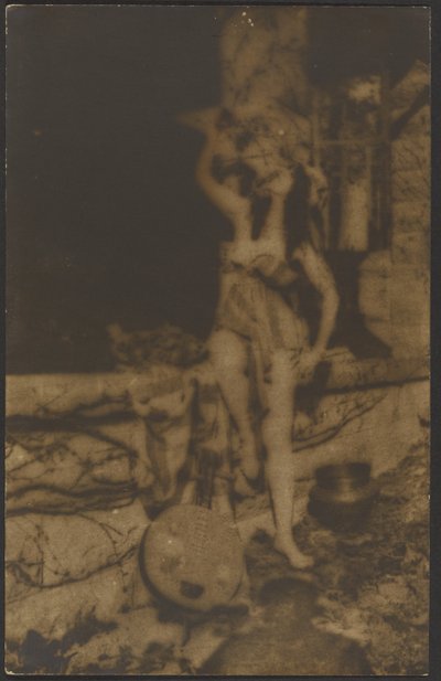 [Danseres met Yueqin]. door Louis Fleckenstein