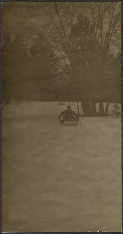[Figuur op slee in sneeuw]. door Louis Fleckenstein