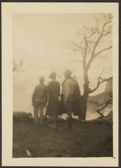 [Figuren in schaduw met boom]. door Louis Fleckenstein