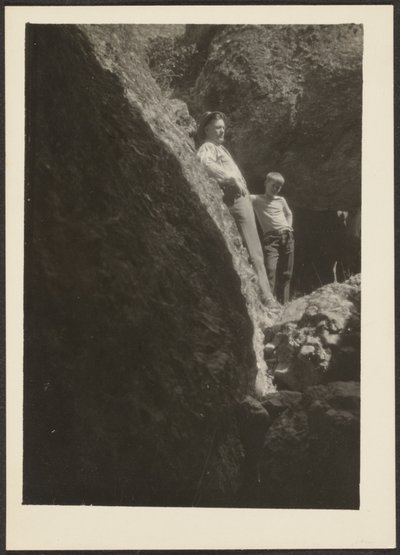 [Figuren in Zonlicht op Rotsen]. door Louis Fleckenstein