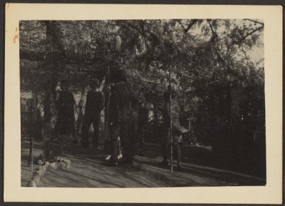 [Figuren in het bos]. door Louis Fleckenstein