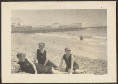 [Beelden op Strand bij Santa Monica Pier]. door Louis Fleckenstein