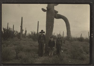 [Figuren met cactus] door Louis Fleckenstein