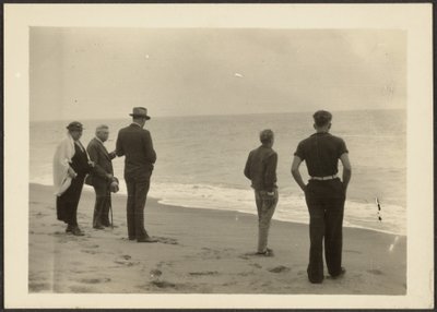 [Familie Fleckenstein aan het strand]. door Louis Fleckenstein