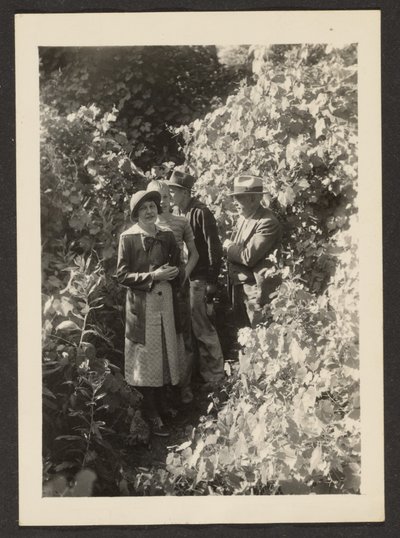 [Fleckenstein, Florence en haar zonen in het bos]. door Louis Fleckenstein