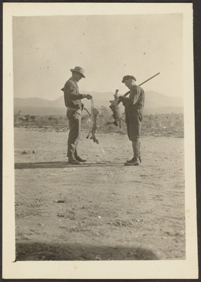 [Fleckenstein en Man met geweren en dode konijnen]. door Louis Fleckenstein