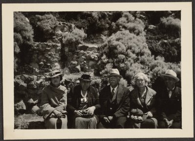 [Fleckenstein en zijn vrouw met anderen op een bank in het park]. door Louis Fleckenstein