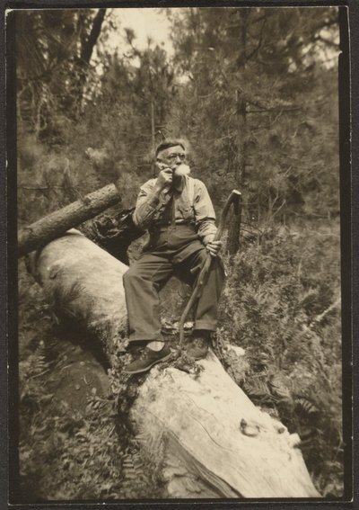 [Fleckenstein on a Log]. door Louis Fleckenstein