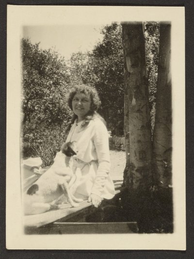 [Florence Zit met Hond]. door Louis Fleckenstein