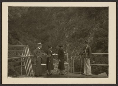 [Groep bij Vista Point]. door Louis Fleckenstein