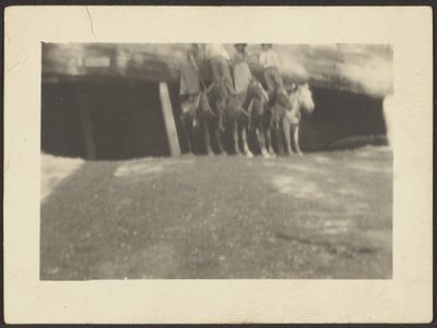 [Groep mensen te paard]. door Louis Fleckenstein