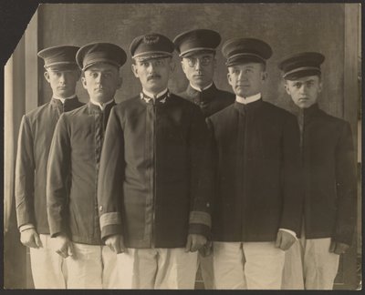 [Groep jonge mannen in uniform voor wandtapijt (cadetten)]. door Louis Fleckenstein