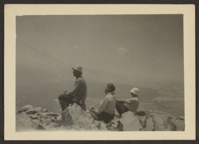 [Wandelaars zittend op rotsen]. door Louis Fleckenstein