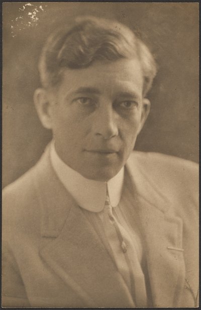 [Man in licht pak] door Louis Fleckenstein