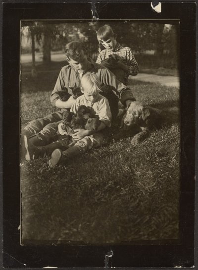 [Man met kinderen en puppy
