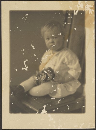 [Portret van een baby]. door Louis Fleckenstein