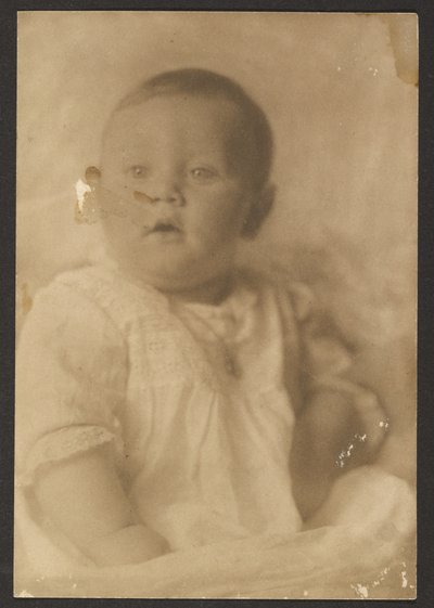 [Portret van een baby in een kanten jurkje]. door Louis Fleckenstein