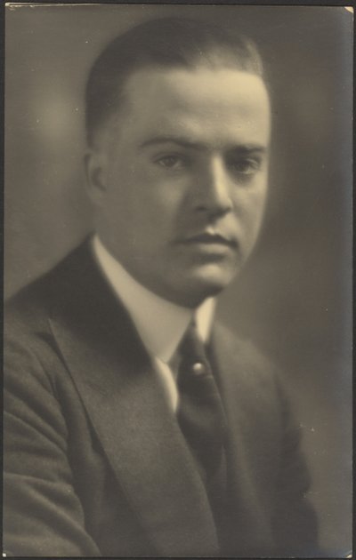 [Portret van een man met parel dasspeld]. door Louis Fleckenstein
