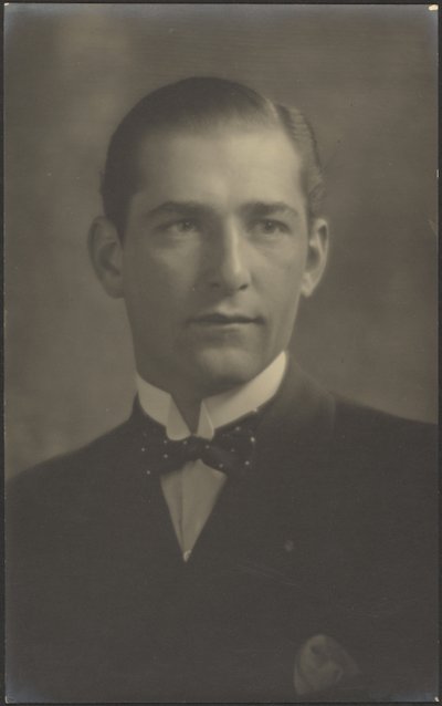 [Portret van een man met bolletjesstrik]. door Louis Fleckenstein