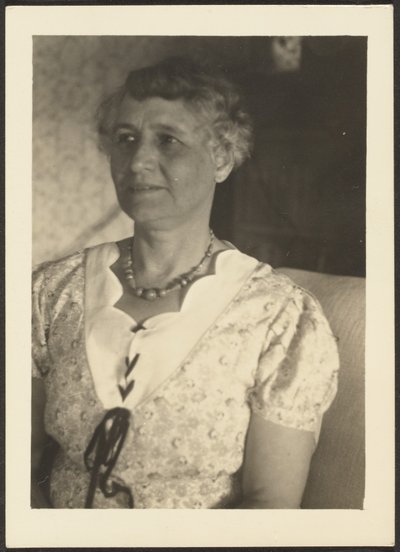 [Portret van een vrouw]. door Louis Fleckenstein