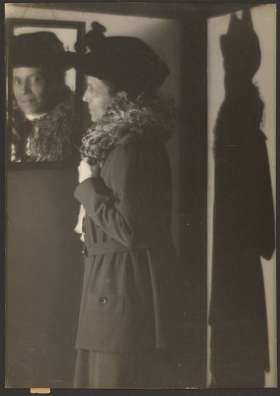 [Portret van een vrouw, haar spiegelbeeld en schaduw]. door Louis Fleckenstein