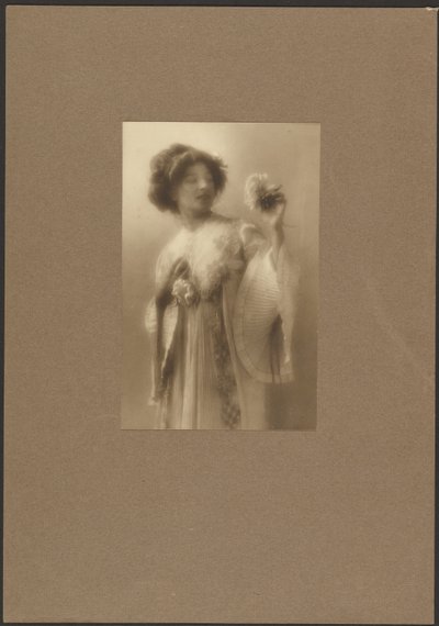 [Portret van een vrouw in een geplooide mantel]. door Louis Fleckenstein