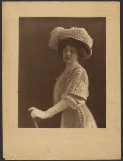 [Portret van een vrouw met paraplu]. door Louis Fleckenstein
