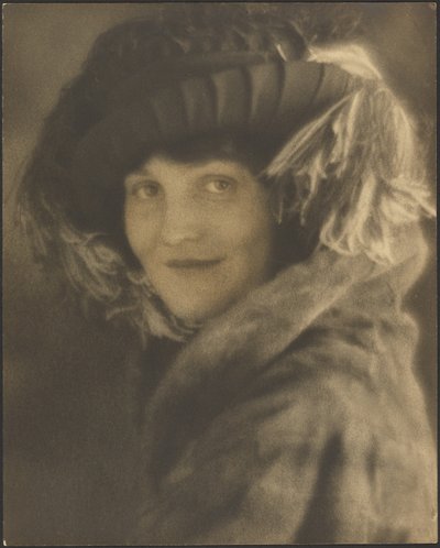 [Portret van een vrouw met een hoed met veren]. door Louis Fleckenstein