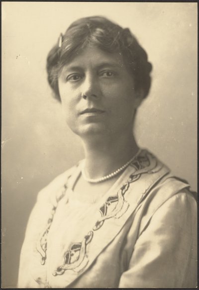 [Portret van een vrouw met geappliqueerde kraag]. door Louis Fleckenstein