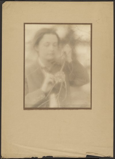 [Portret van een vrouw met vogelnest en tak]. door Louis Fleckenstein