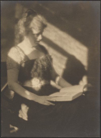 [Portret van een vrouw met boek]. door Louis Fleckenstein