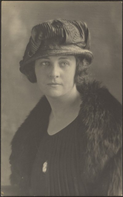 [Portret van een vrouw met Cameospeld]. door Louis Fleckenstein