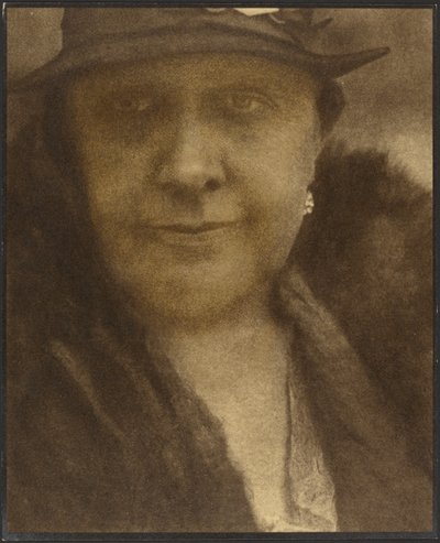 [Portret van een vrouw met diamanten oorbel]. door Louis Fleckenstein