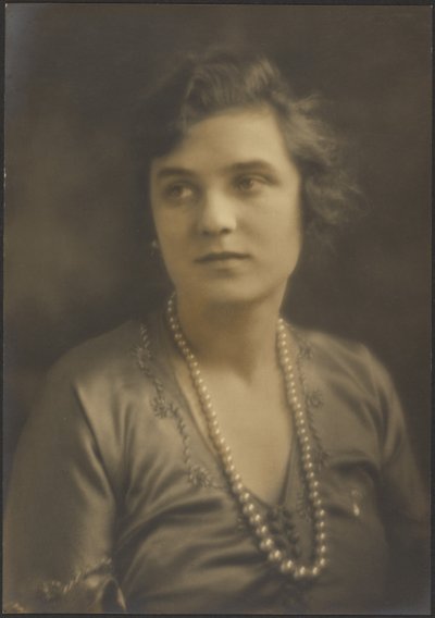 [Portret van een vrouw met grote parels]. door Louis Fleckenstein