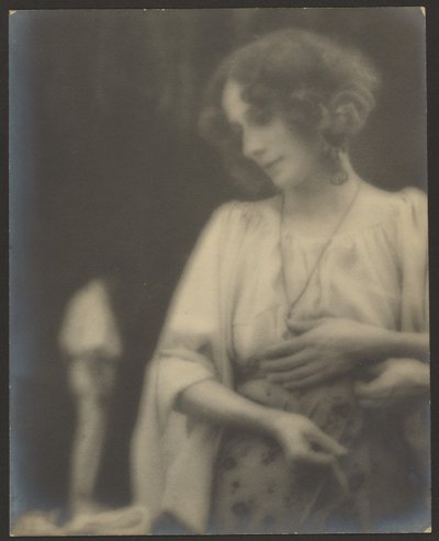 [Portret van een vrouw met losjes gedrapeerde mouwen]. door Louis Fleckenstein
