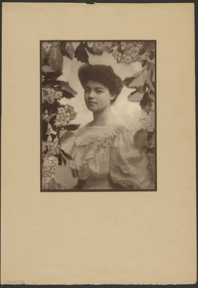 [Portret van een vrouw met geschilderde bloemenrand]. door Louis Fleckenstein