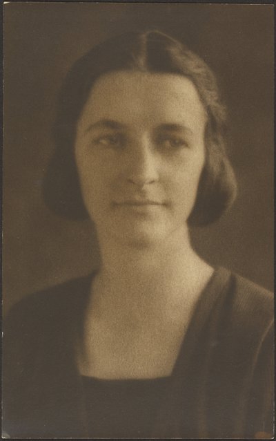 Portret van een vrouw met gestreept jasje door Louis Fleckenstein