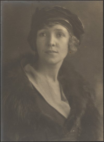 [Portret van een vrouw met fluwelen hoed]. door Louis Fleckenstein