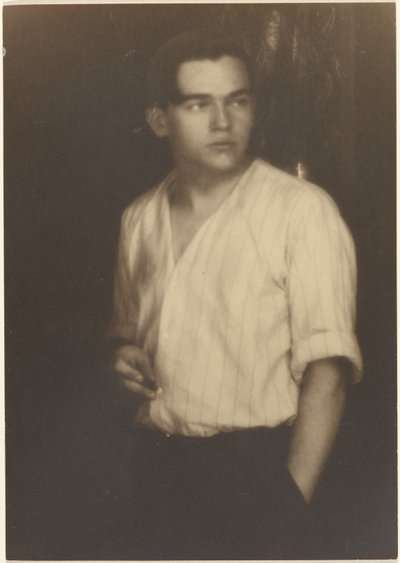[Portret van een jonge man in gestreept shirt met sigaret]. door Louis Fleckenstein
