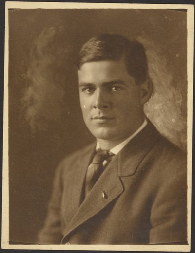 [Portret van een jonge man met reversspeld]. door Louis Fleckenstein