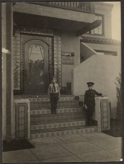 [Twee jongens voor Fleckensteins studio in Long Beach] door Louis Fleckenstein
