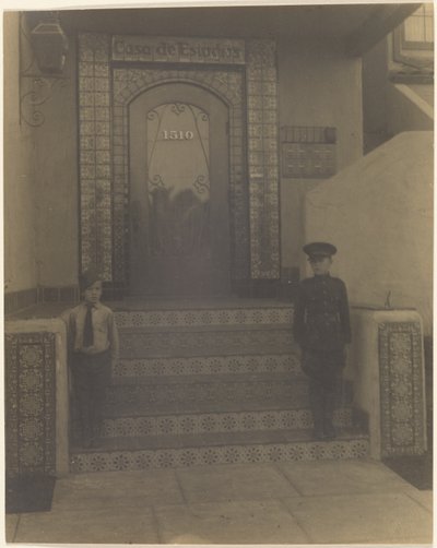 [Twee jongens voor Fleckensteins studio in Long Beach, CA]. door Louis Fleckenstein