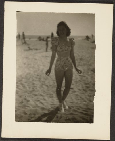 [Vrouw in bikini]. door Louis Fleckenstein