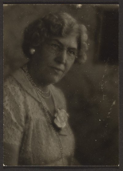 [Vrouw met witte bloem en parels]. door Louis Fleckenstein