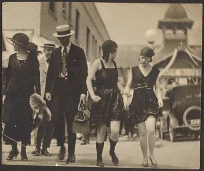 [Vrouwen in klederdracht op straat]. door Louis Fleckenstein