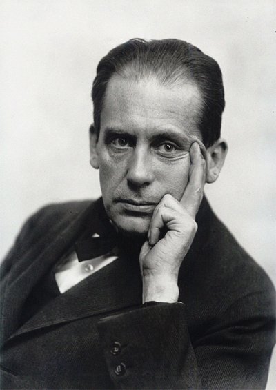 Walter Gropius, ca. 1919 door Louis Held