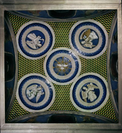 Uitzicht op het plafond met medaillons die de Heilige Geest en de vier kardinale deugden voorstellen door Luca Della Robbia