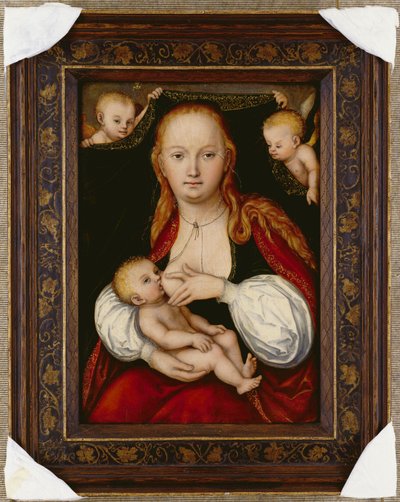 De Maagd en het Kind, driekwart lengte, met putti die een gordijn omhoog houden door Lucas Cranach