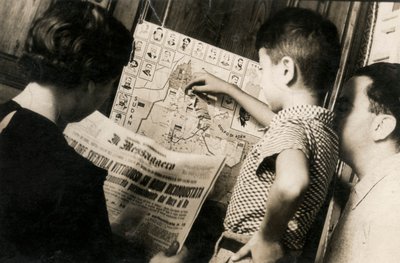 Een vrouw leest de voorpagina van The Messenger met de titel "De driekleur wappert zegevierend van Adwa heroverd". door Luigi Leoni