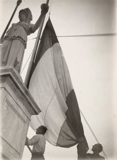 Italiaanse vlag gehesen bij een standbeeld door Luigi Leoni